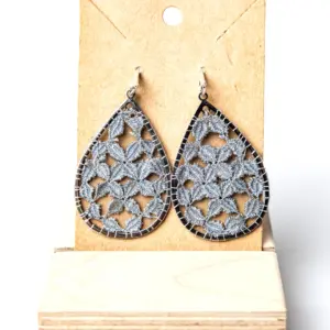 Pendientes gota grises