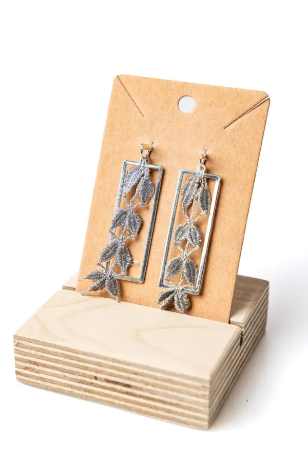 Pendientes hiedra grises.