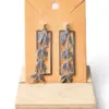 Pendientes hiedra grises.
