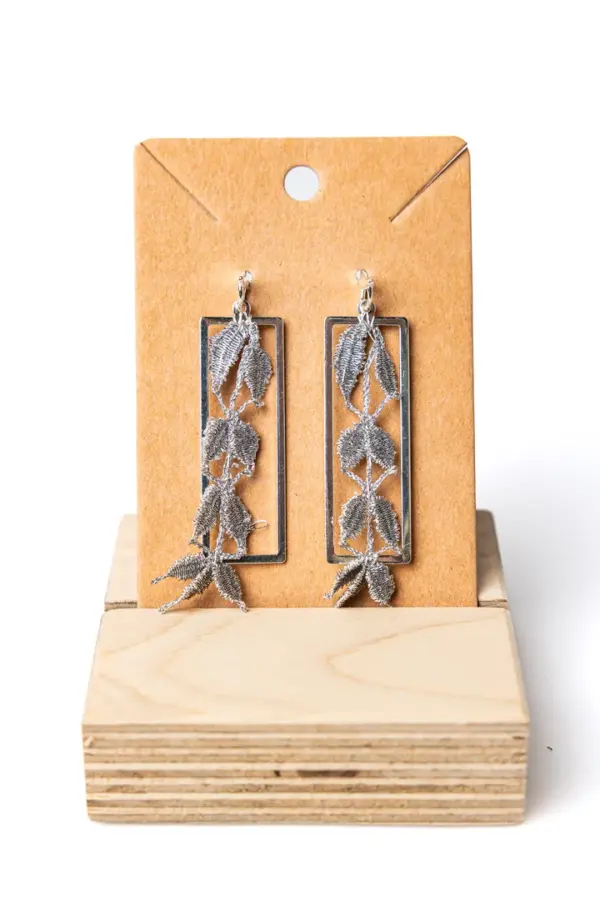Pendientes hiedra grises.