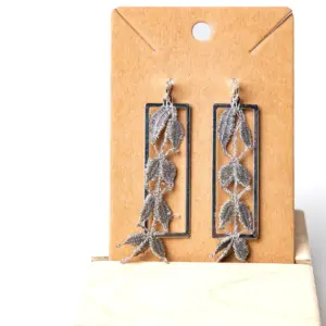 030 Pendientes hiedra grises.