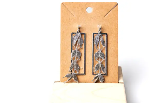 Pendientes hiedra grises.