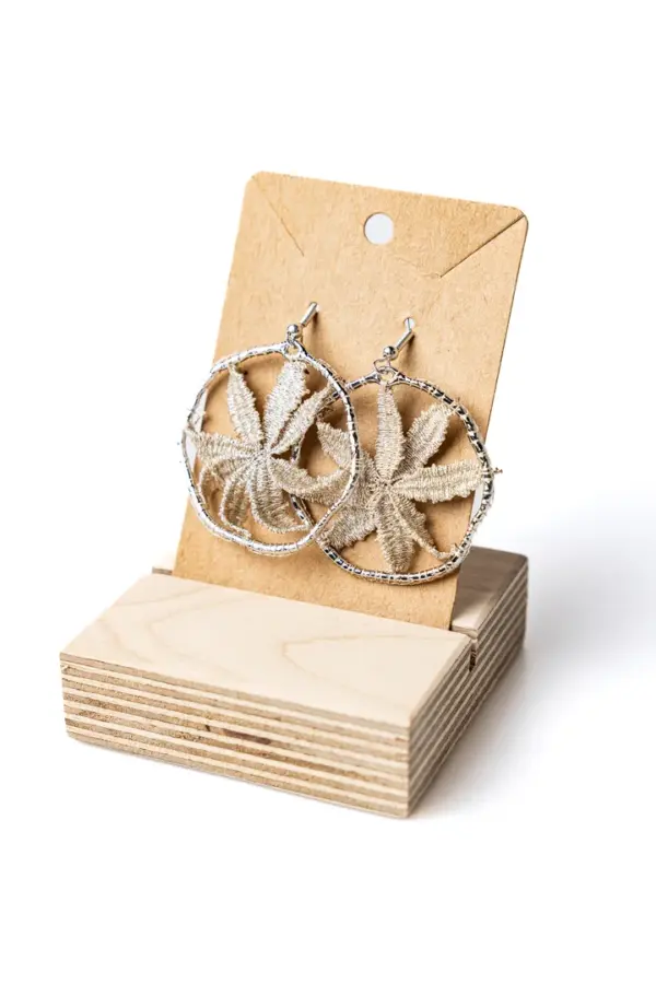 040 Pendientes margarita beige