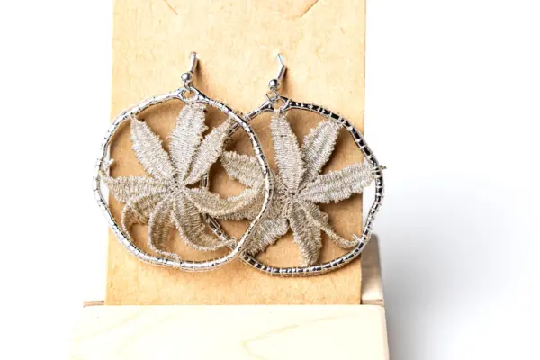 042 Pendientes margarita beige