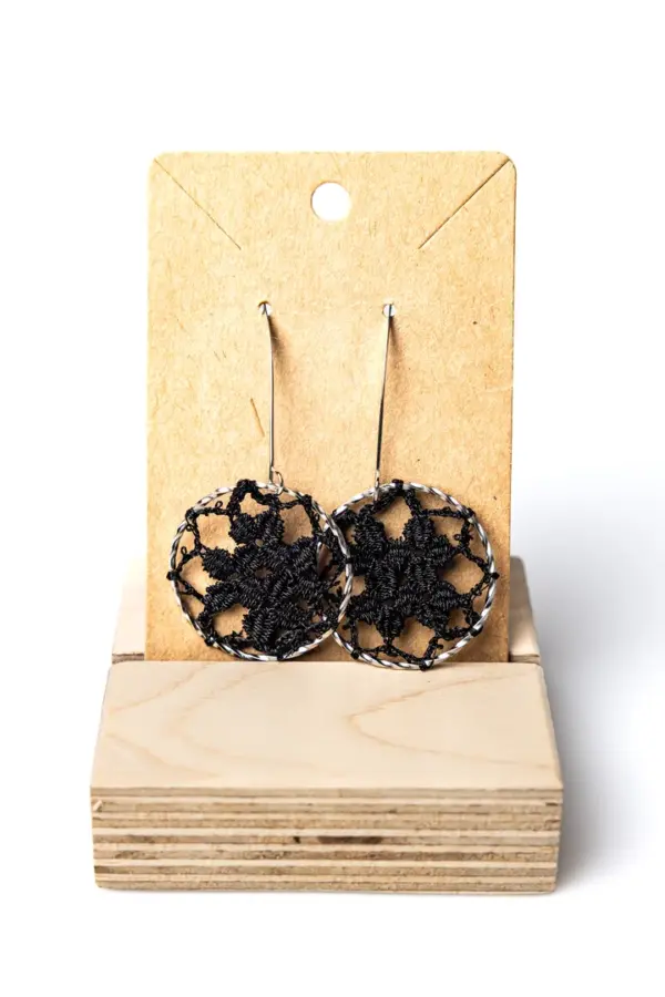 052 Pendientes circulares hortensia negros