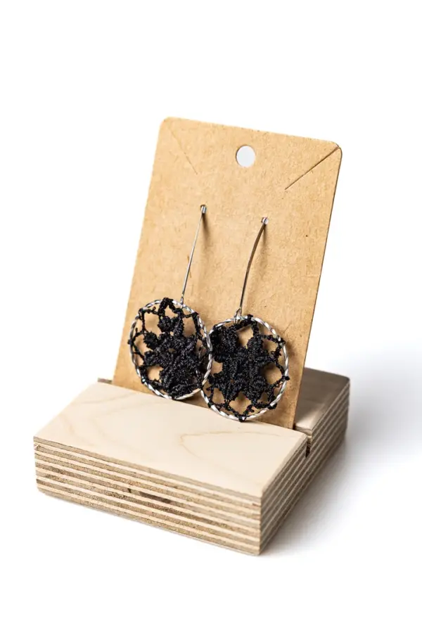 053 Pendientes circulares hortensia negros