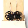 054 Pendientes circulares hortensia negros