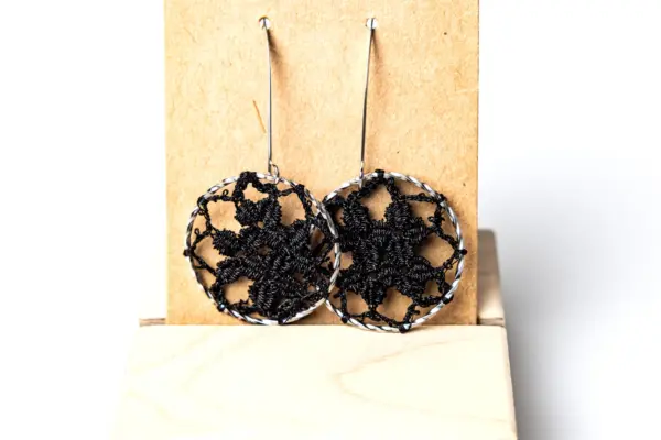 054 Pendientes circulares hortensia negros