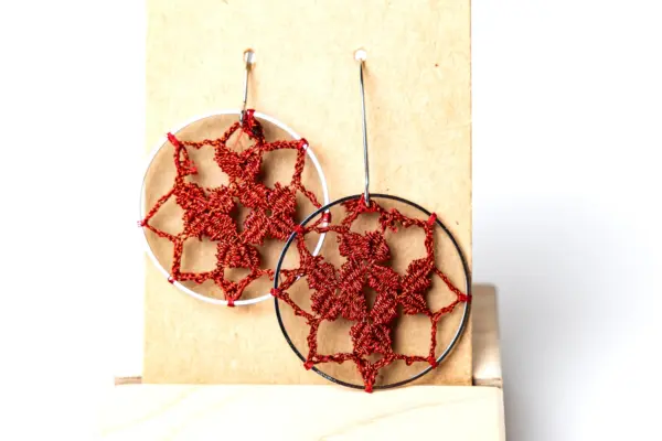 Pendientes circulares estrella granates