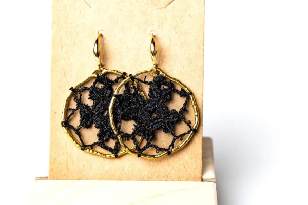 Pendientes circulares negros
