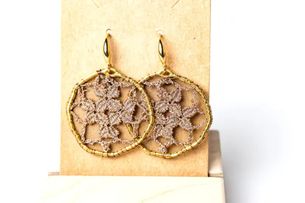 Pendientes circulares marrones
