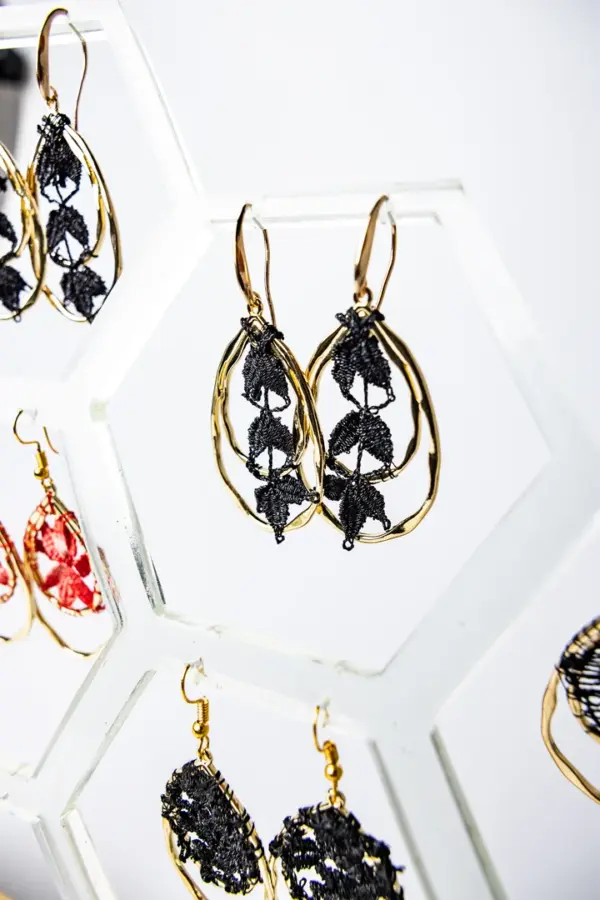 Pendientes hiedra negros