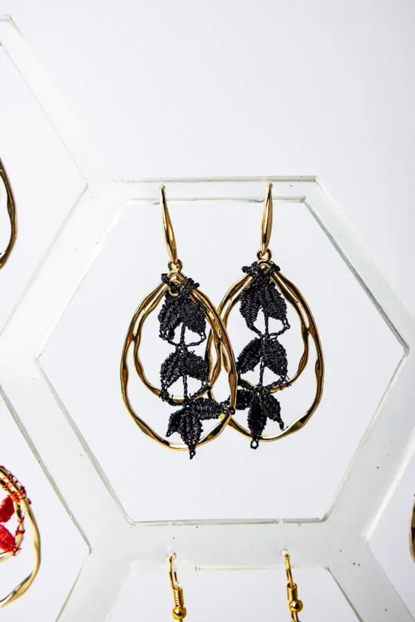 Pendientes hiedra negros