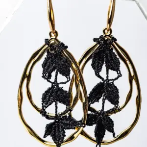 Pendientes hiedra negros
