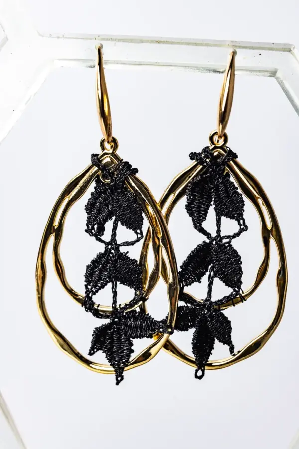 Pendientes hiedra negros