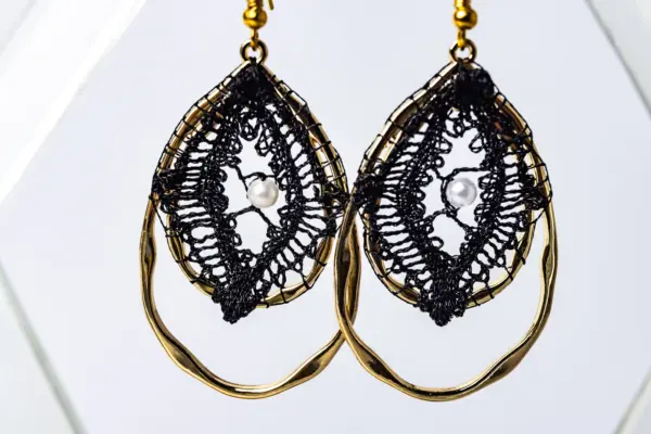 Pendientes en óvalo negros