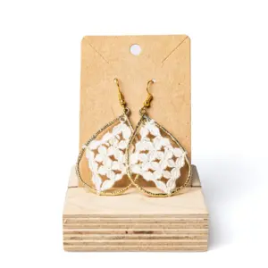 Pendientes gota blancos