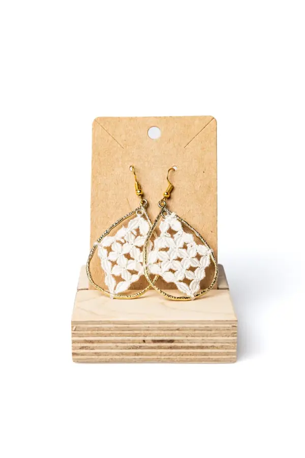 117 Pendientes gota blancos