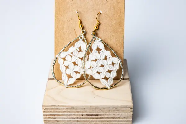 118 Pendientes gota blancos