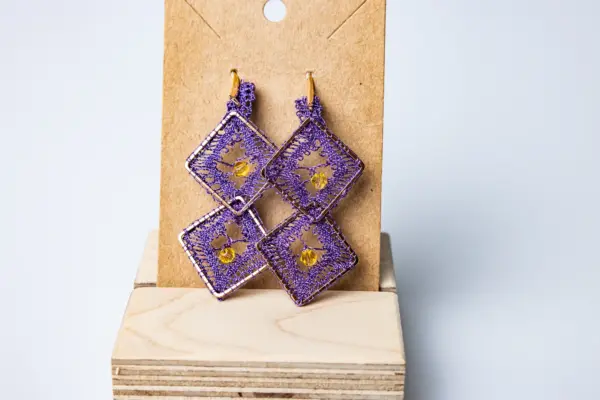 133 Pendientes color violeta