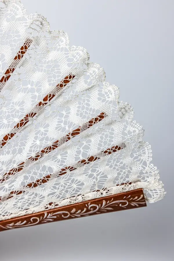 Abanico con encaje blanco