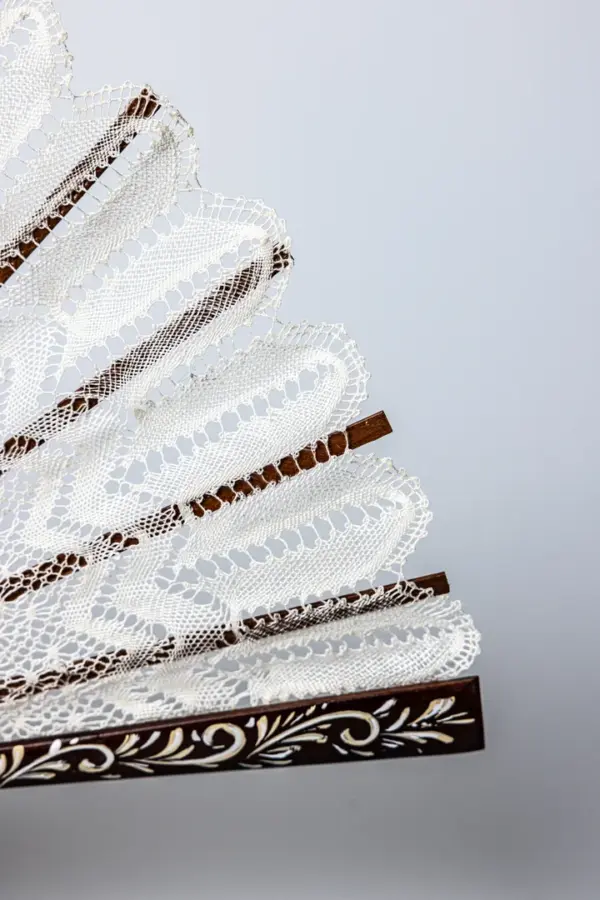 Abanico con encaje blanco