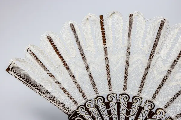 Abanico con encaje blanco