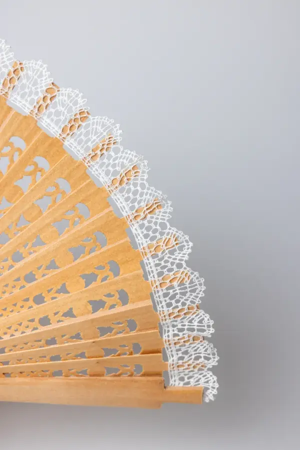 198 Abanico beige con encaje blanco