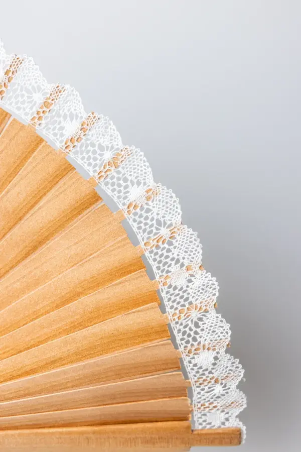 Abanico color madera con encaje blanco