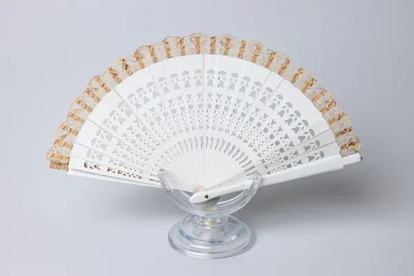Abanico blanco con encaje beige