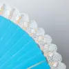 Abanico azul con encaje blanco