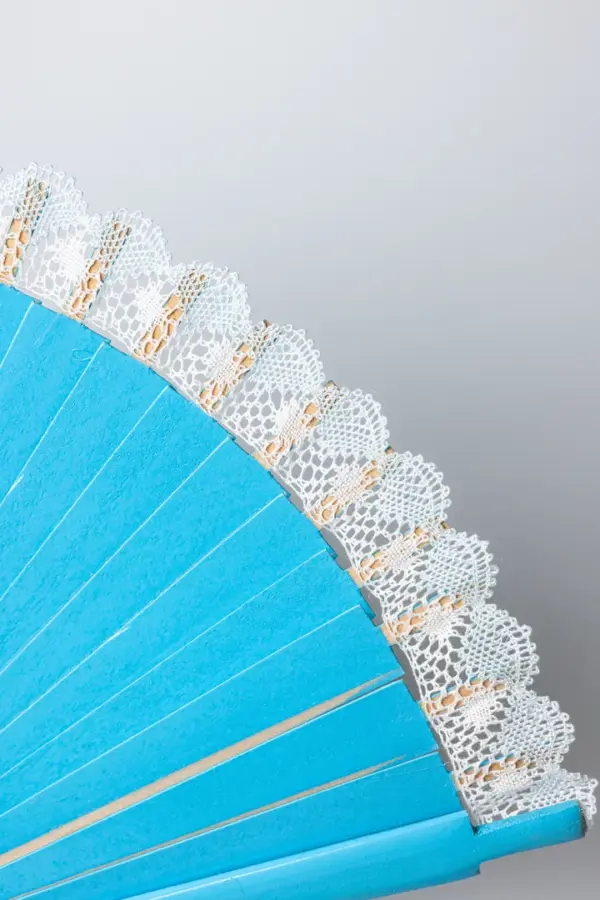 Abanico azul con encaje blanco