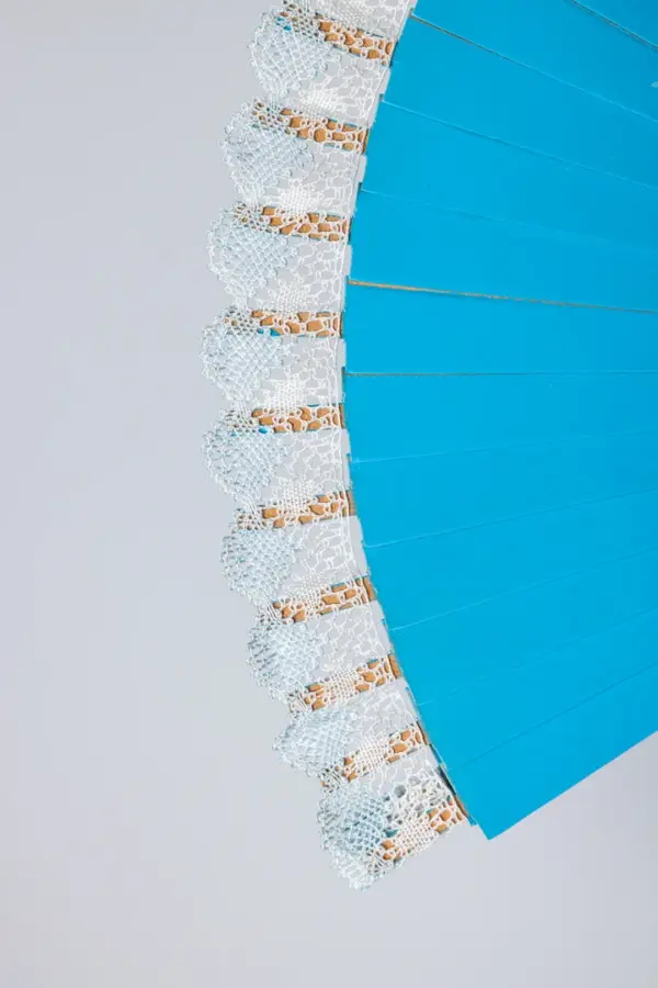 Abanico azul con encaje blanco