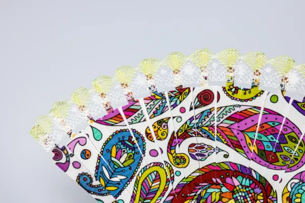 Abanico multicolor con encaje amarillo y blanco