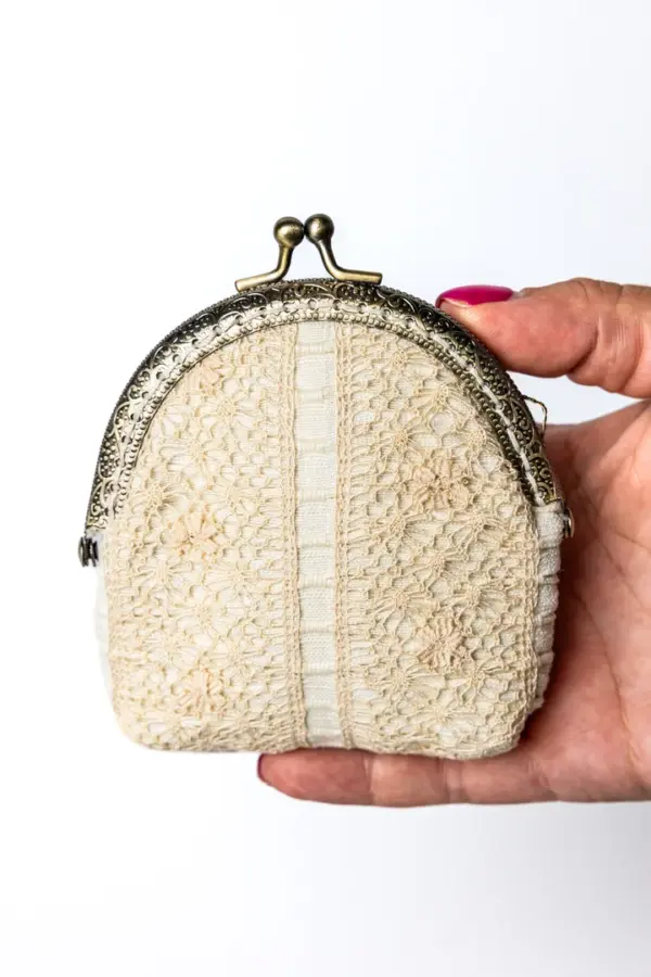 Monedero con encaje beige