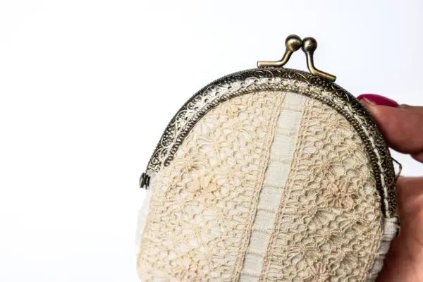 Monedero con encaje beige