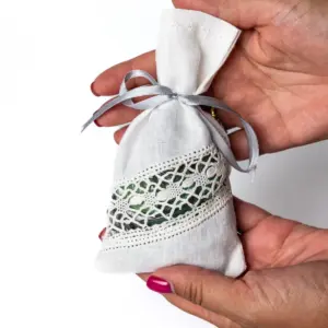 Bolsita de perfume con encaje blanco