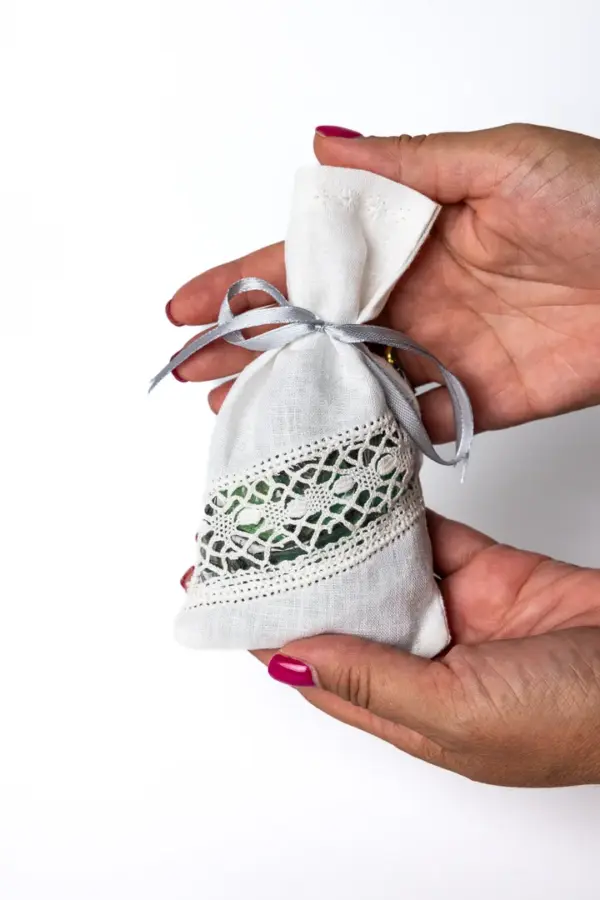 Bolsita de perfume con encaje blanco