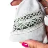 Bolsita de perfume con encaje blanco