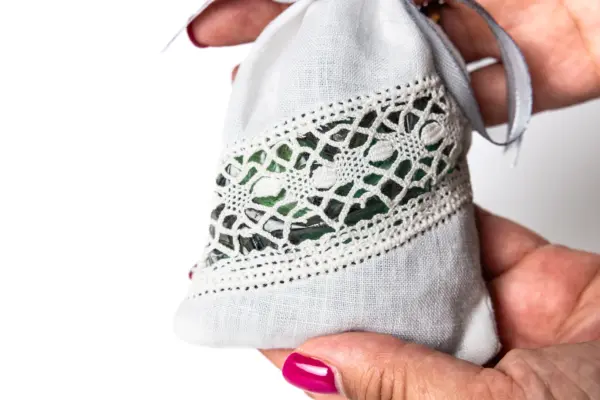 Bolsita de perfume con encaje blanco
