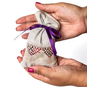 Bolsita de perfume con encaje beige