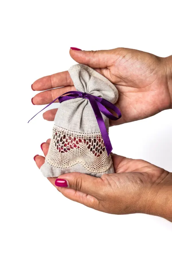 Bolsita de perfume con encaje beige