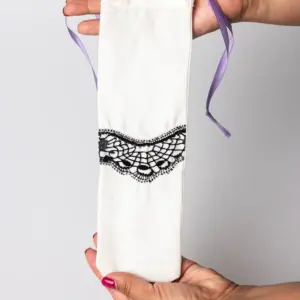 Funda con detalle de encaje en negro