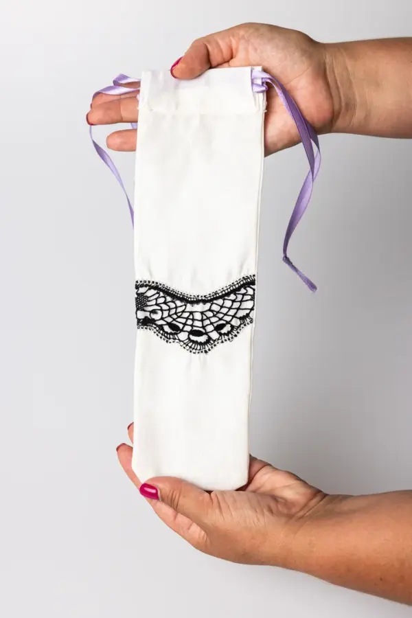 Funda con detalle de encaje en negro