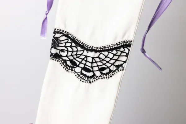 Funda con detalle de encaje en negro