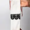 Funda alargada blanca con encaje negro