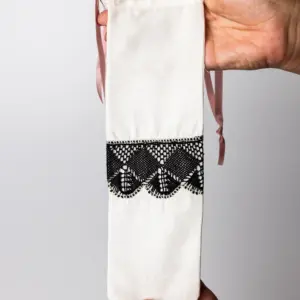Funda alargada blanca con encaje negro