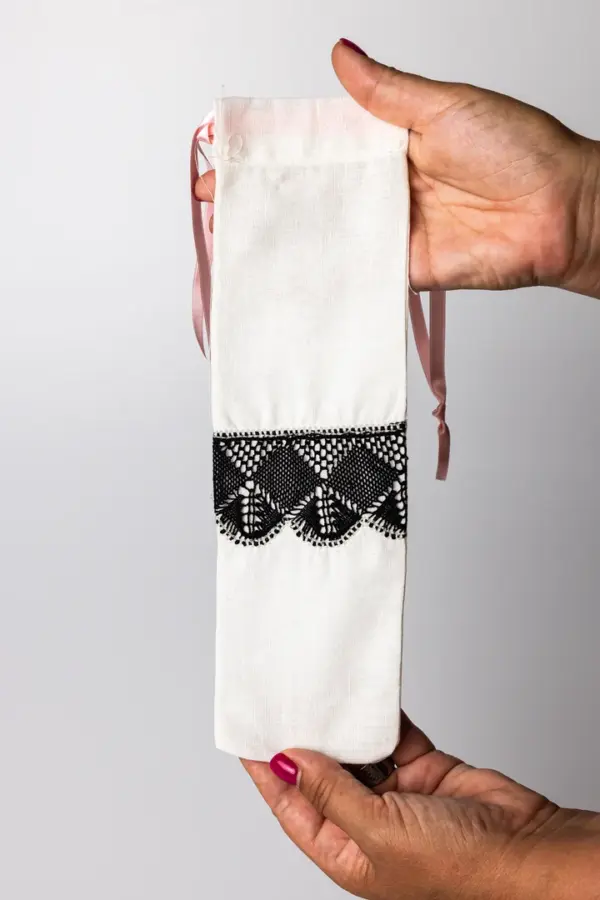Funda alargada blanca con encaje negro