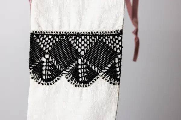 Funda alargada blanca con encaje negro