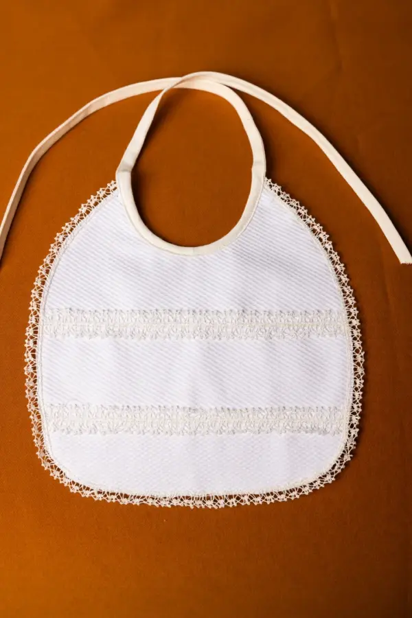 Babero pequeño blanco